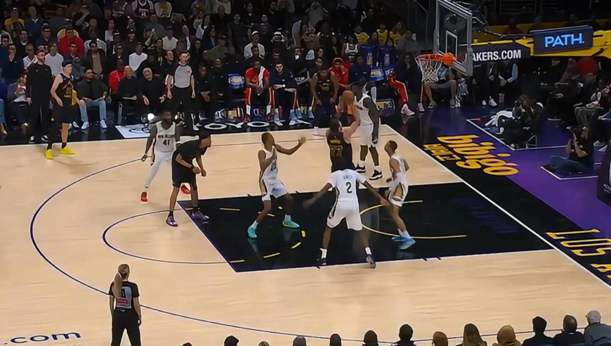 湖四疯来了！湖人末节濒临崩盘+三分钟回应12-0攻击波反超鹈鹕全过程