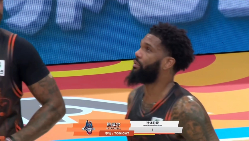 血亏！鲍威尔失误丢球后反抢失败 还被吹违体犯规