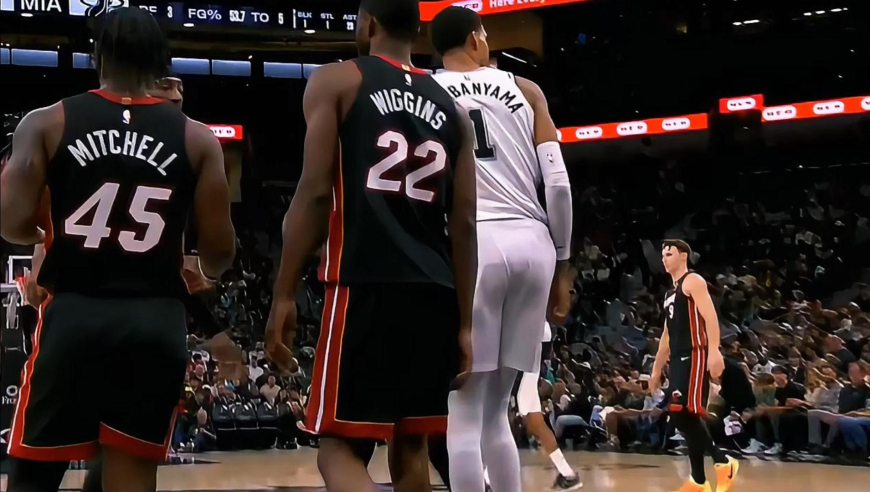 中锋大对决！阿德巴约隔扣文班亚马VS文班亚马一分钟连拿6分