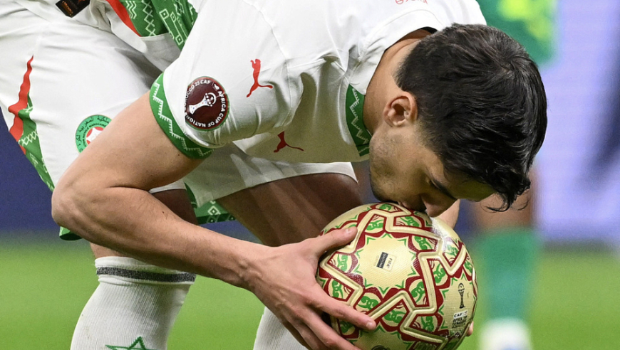 皇马3500万红星崩溃！勺子点球故意踢丢绝杀，非洲杯失冠后含泪领奖