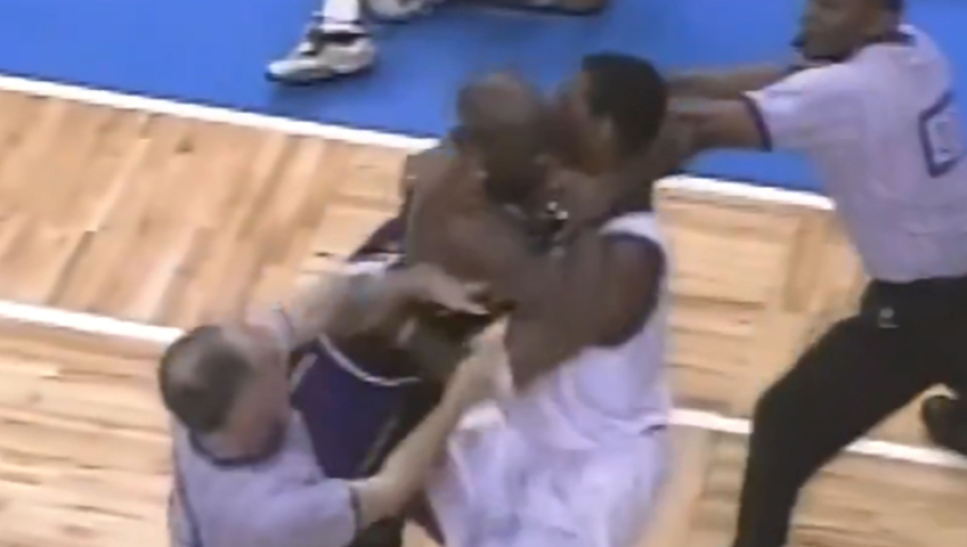 25年前的今天！麦迪故意用球砸杰克逊 两人激烈抱摔引发群殴遭驱逐！