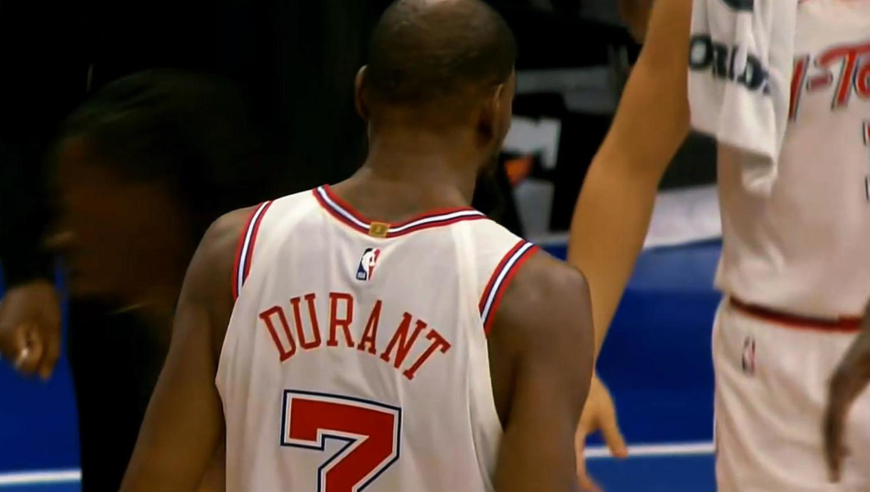 死神太稳了！末节决胜时刻杜兰特中距离三连击包揽火箭一分钟全部6分