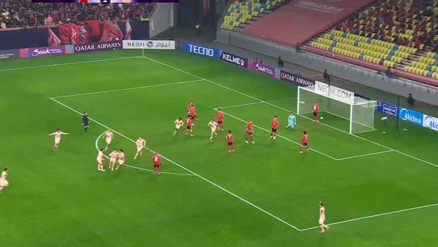 成都防线犯同样错误！对手越位逃过一劫，禁区一片红仍漏人终丢球