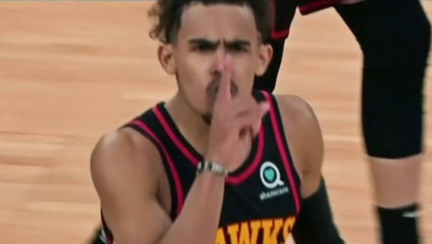 比赛前特雷杨一直忧心忡忡刷着手机，查看自己是否被交易！得知被交易体面离开