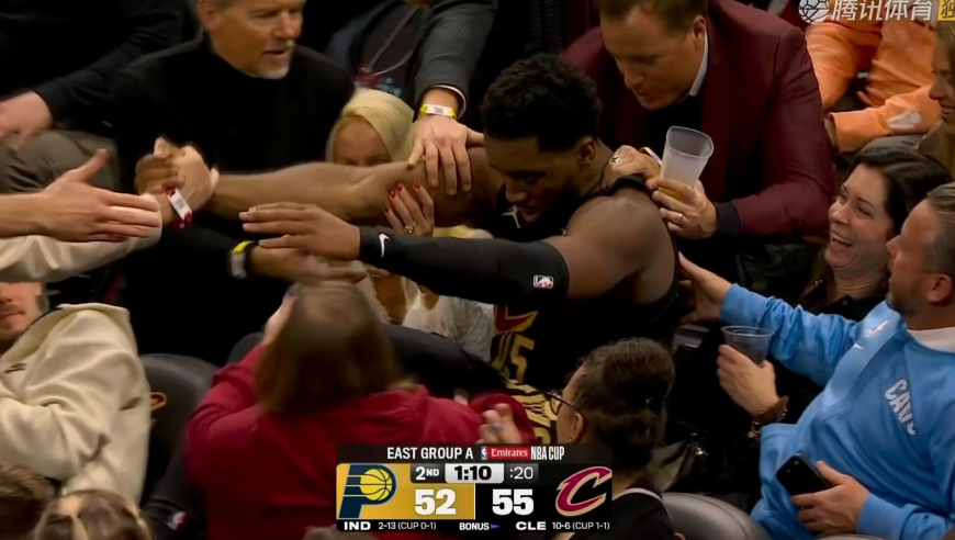 这下飞的是真远！米切尔快攻上篮被犯规后刹不住 直接飞到观众身上