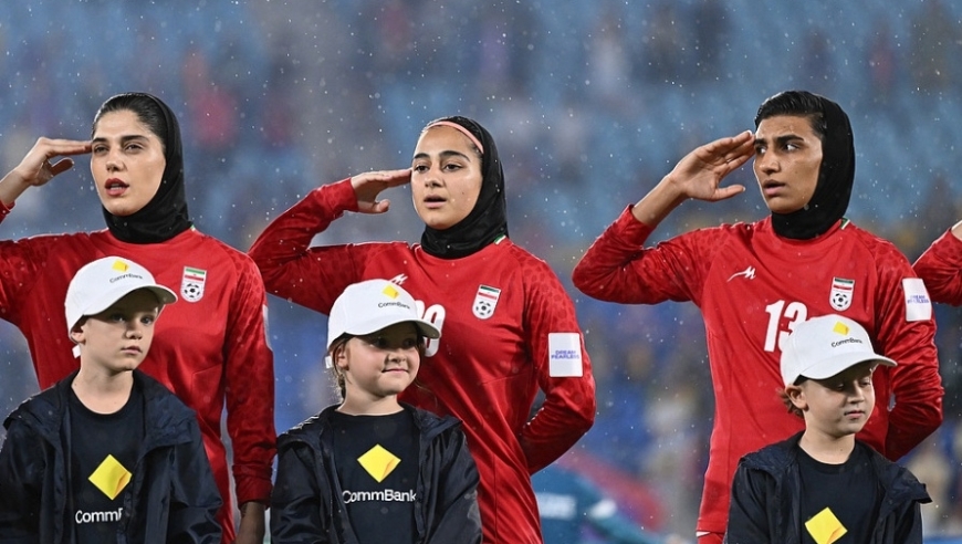 伊朗女足在大巴车上求救！球迷阻止她们离开未果 高喊：救救这些女孩吧