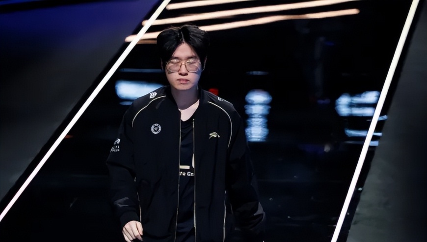 “经纪公司运作宙斯来LPL”，知情人曝369和圣枪哥互换，称神操作