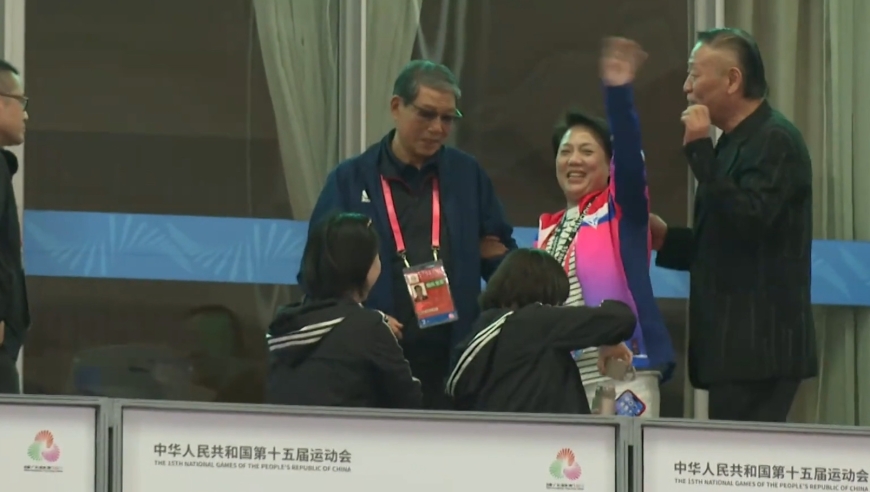 全运会上海点球大战胜山东夺铜牌，徐根宝看台上获众人祝贺