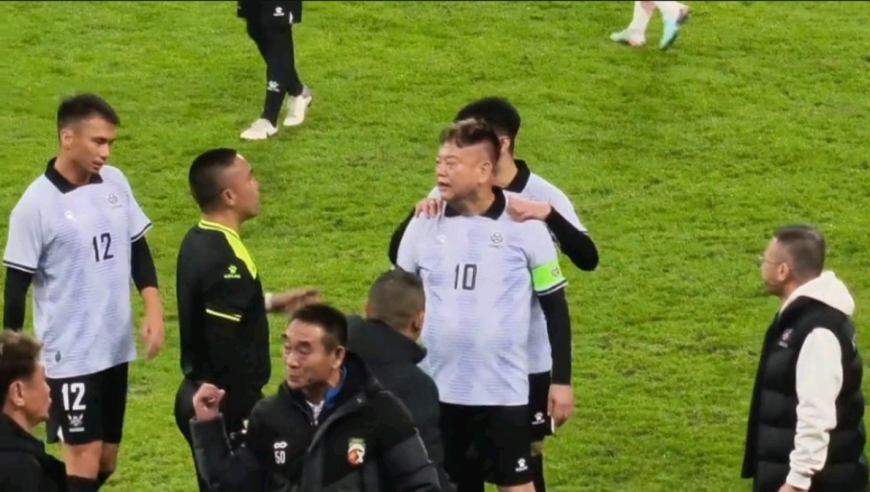 香港明星足球队冲突原因找到了 对手先放铲吃黄牌 陈百祥不满判罚