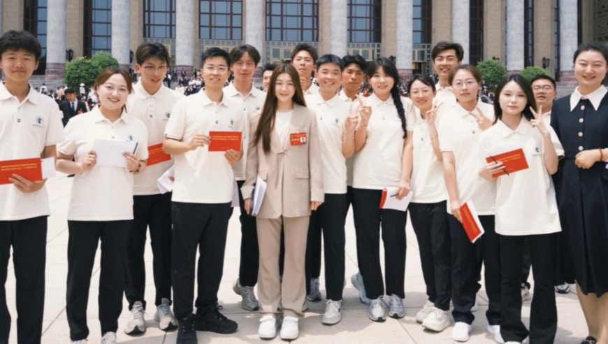 陈梦现身北京开会美出圈，穿西服秒变女霸总 在人民大会堂前合影站C位