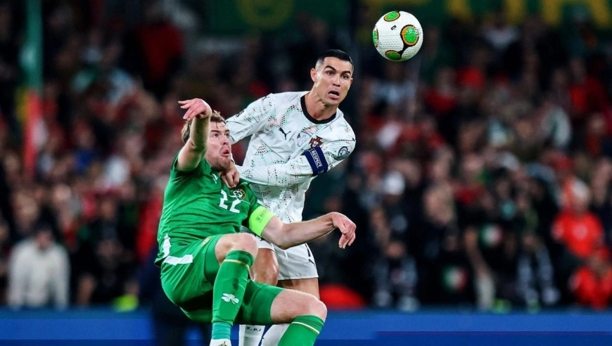 失态：40岁C罗报复肘击+做嘲讽手势，被驱逐后竖大拇指回应嘘声