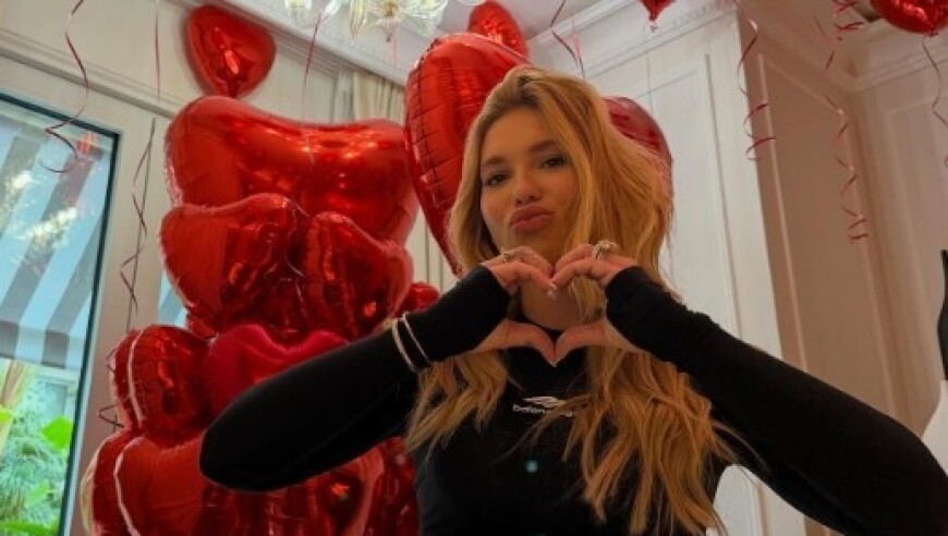 维尼修斯与女友秀恩爱，内马尔评论：小男孩超爱她