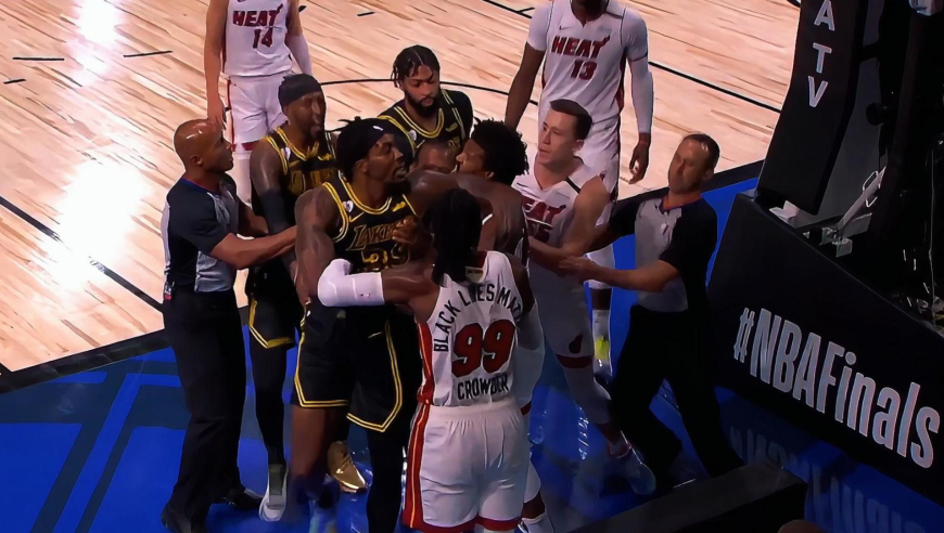 NBA名场面：真强硬！回顾巴特勒与霍华德激烈卡位最终爆发冲突
