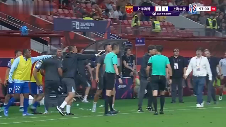 打起来了！慢镜还原上海海港上海申花大规模冲突，现场一片混乱