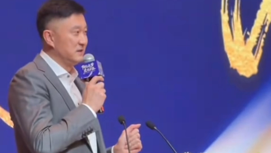 不愧杜书记！广东男篮新赛季出征仪式 杜锋化身“梗王”逗乐现场