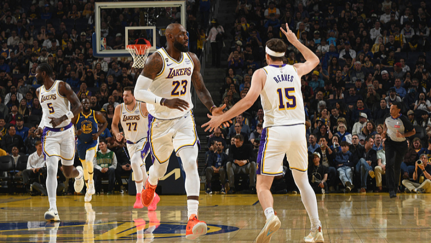 Top时刻｜1日十佳球：詹姆斯强势一打三 维金斯死亡隔扣