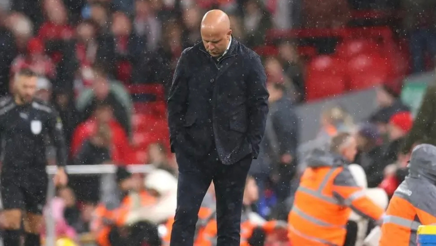 英联杯：十人利物浦0-3遭水晶宫淘汰 红军近7场输6场 纳洛直红