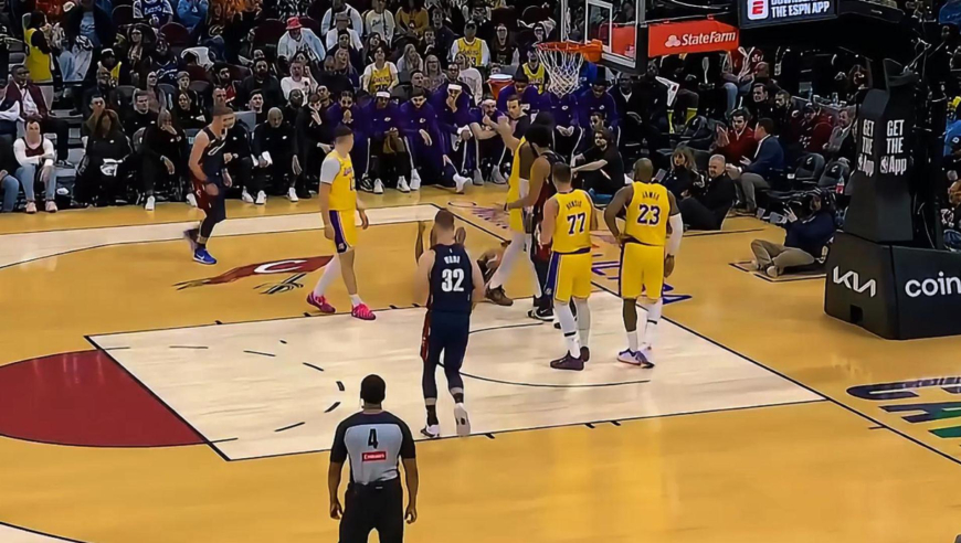 湖三崩！骑士第三节轰出25-8攻击波 湖人东契奇连拿6分燃尽了