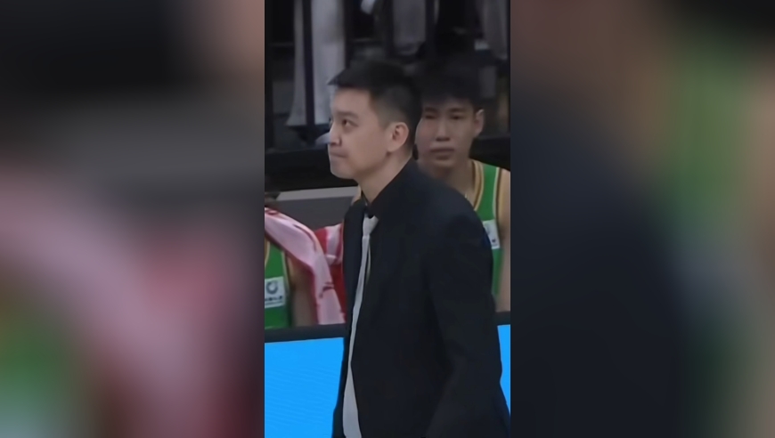 体坛记忆｜张镇麟和中国澳门黑熊球员把球传给杨鸣和郭士强