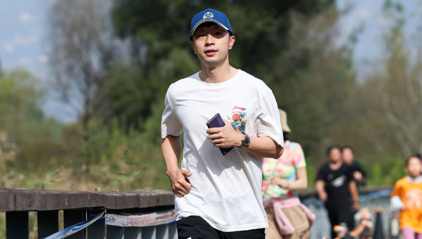 马龙国庆带俩娃参加斯巴达，一身白T阳光帅气不输明星，儿子颜值也高