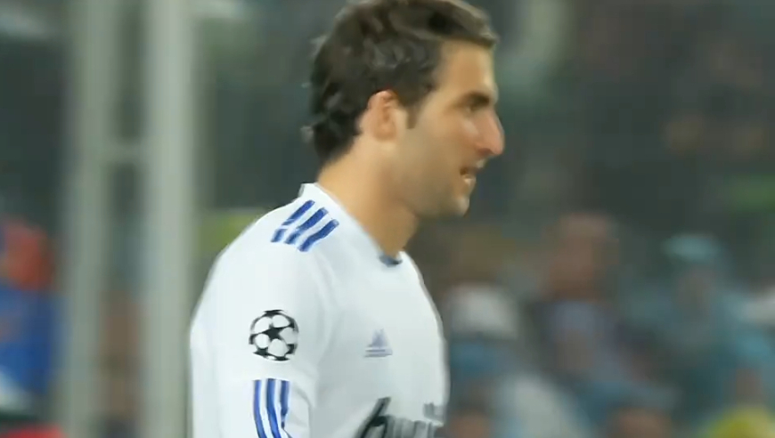 西甲国家德比的争议判罚，皮克故意撞倒C罗，主裁却判罚C罗犯规｜体坛记忆