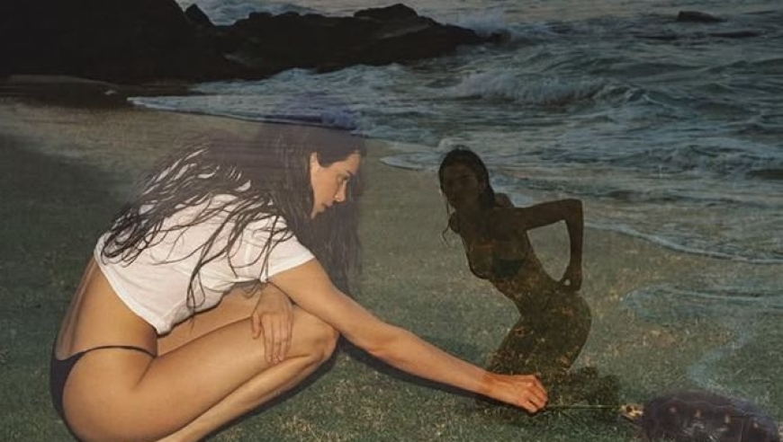 詹娜晒赤身在海滩边美照 与布克感情不稳定 社媒发文：该在的地方