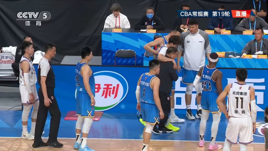 赵睿被里勒肘击痛苦倒地疼的满头大汗 离场时不满技术台被搀扶离场