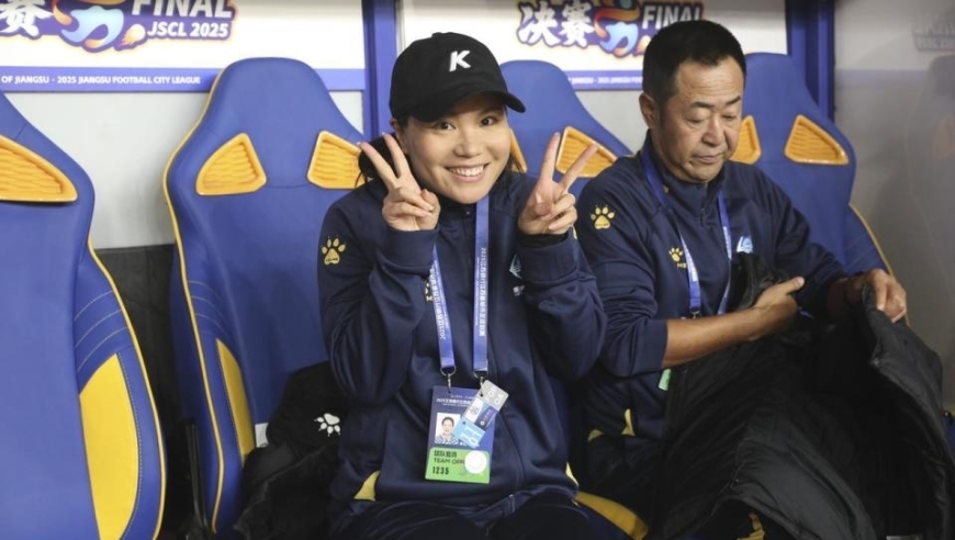 率泰州爆冷夺苏超！39岁女足队长回家受热捧，邻居拉横幅+敲锣打鼓