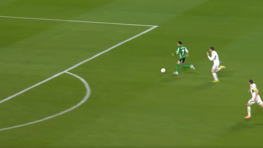 安东尼反越位单刀上演反差一幕：世界级脚后跟停球+小区级射门自己也尴尬了