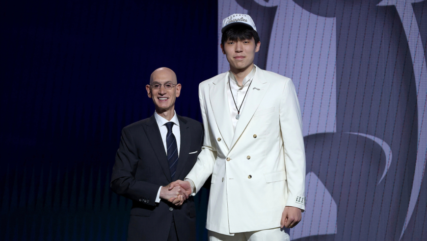 杨瀚森高举拳头庆祝！冷静整理衣服戴上帽子，生日当天被NBA选中