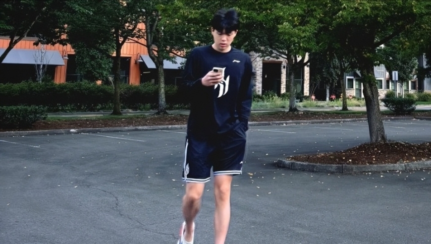 杨瀚森最新动态：与55分先生合练，与球迷合影，潜在竞争对手来了