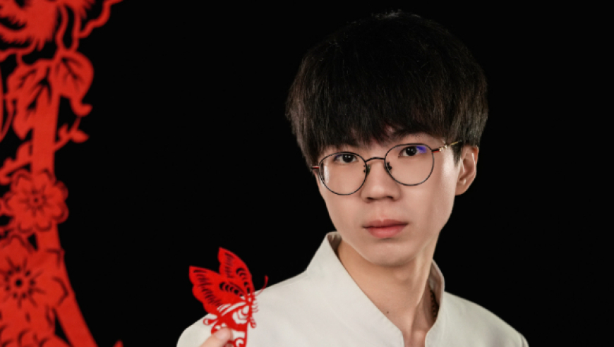 JDG分享Junjia选手年味照片：窗花映岁暖，马行福运中