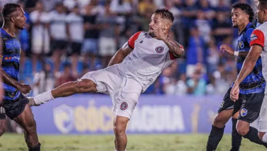 南美足球比赛大乱斗！巴西联赛爆发大规模冲突 双方拳打脚踢场面火爆