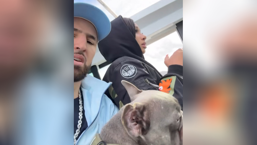 克莱船长的幸福生活：和女友开船出海游玩 还带上了女友的爱犬