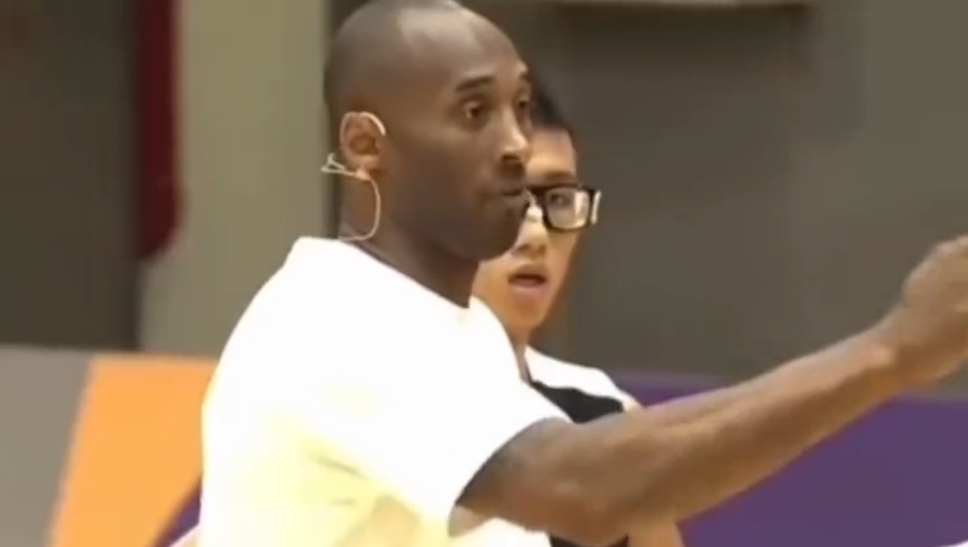 盘点科比的那些暖心瞬间，这样的老大谁能不爱