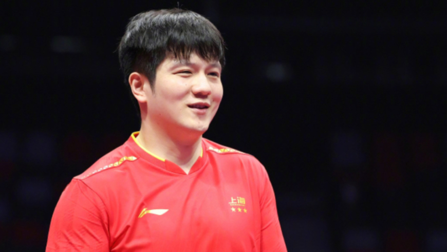 笑喷！樊振东采访许昕路过悄悄溜走，记者连忙叫停许昕小胖溜之大吉