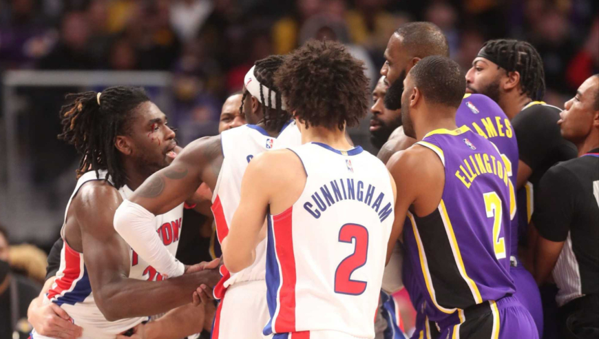 体坛记忆丨回顾詹姆斯拳击斯图尔特 后者血怒疯狂追击双双被驱逐