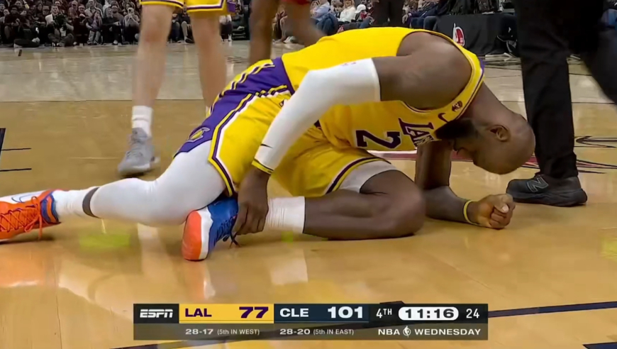 太倒霉了！詹姆斯抢板造犯规不慎踩到鲍尔崴脚 瞬间倒地表情痛苦