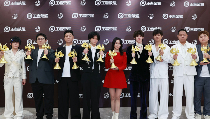 AG巅峰之夜奖杯拿到手软，一诺真诚发言，菲姐被感动的掩面痛哭