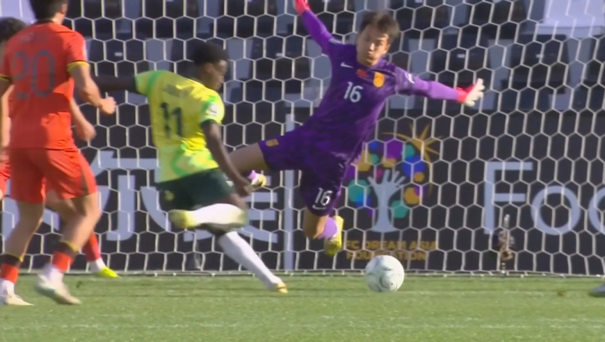 险情频出！后卫门前低级失误滑倒 李昊不顾受伤飞身扑出对手必进球