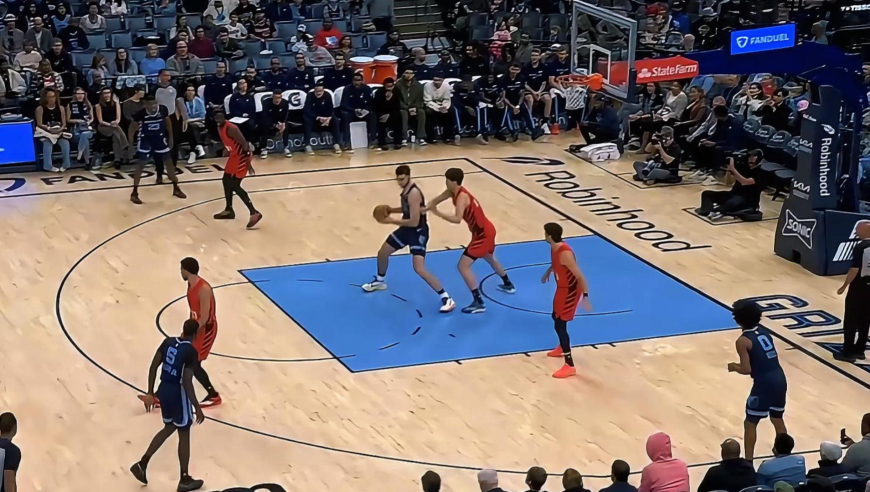 被完爆了！杨瀚森进攻端掩护犯规+三分不中 防守被扎克伊迪强吃