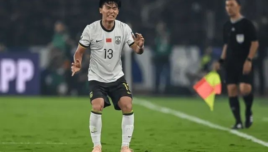 国足21岁新星真拼了！拖着伤腿在防守 赛后直接上了救护车
