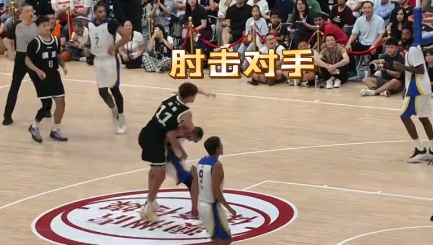 球迷视角还原周鹏火爆冲突！为赵睿出头可以理解，但出手太重了