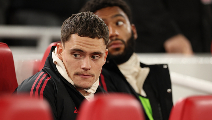 没他在利物浦2-0！1.36亿水货14场仍0球：长传离谱出边线+对抗4赢1