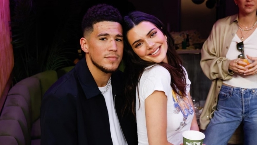 对赌赢了一百万！布克晒美金嘲讽前女友詹娜：我打破了卡戴珊魔咒