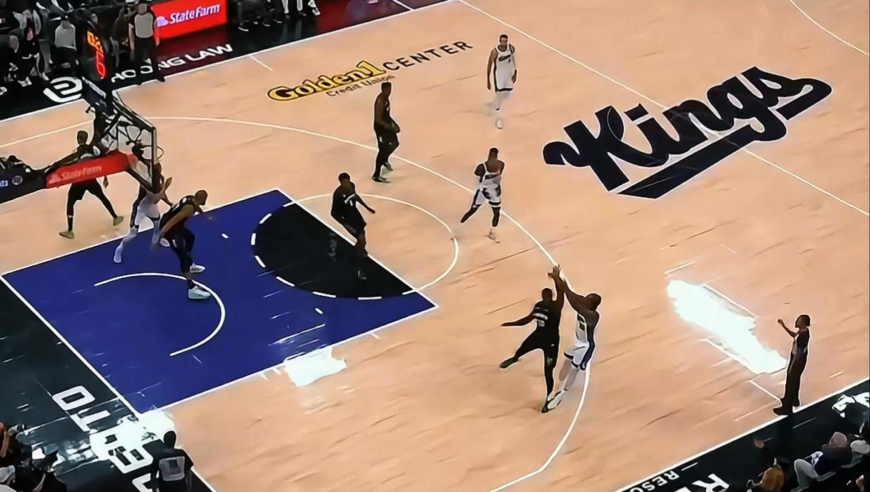 有点冤！德罗赞向前起跳踩到兰德尔脚 兰德尔因此被吹恶意犯规