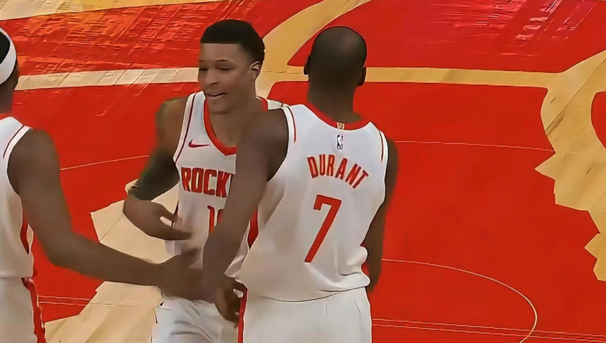 火箭有两个死神？杜兰特开场三分不中 小贾收获篮板造成三分犯规