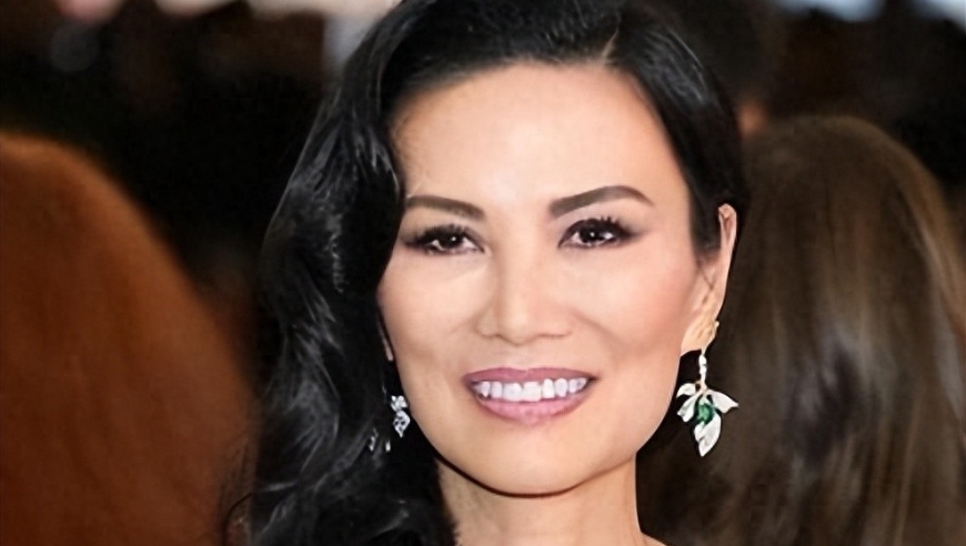 邓文迪女儿毕业，斯坦福加上神似默多克，这步棋藏太深！