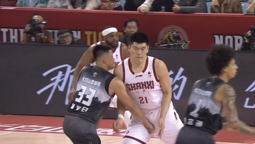 离大谱！曾繁日无球情况下拳击刘传兴下体 被判夺权犯规驱逐离场