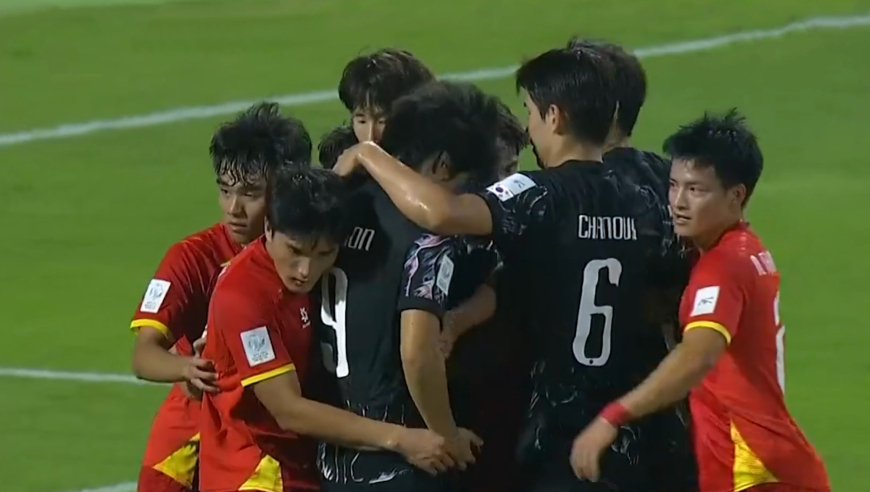 韩国U23角球上演早高峰挤地铁战术，多人围成一团越南也往里挤，这下裁判也看不下去了